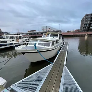 Suesses Motorboot - Ueberseestadt , Bremen Deutschland